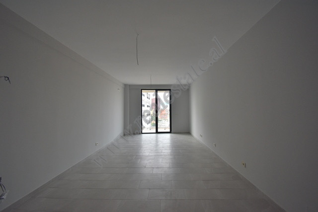 Ambient zyre me qira ne rrugen Mine Peza tek Golden Tower Residence ne Tirane.
Eshte e pozicionuar 